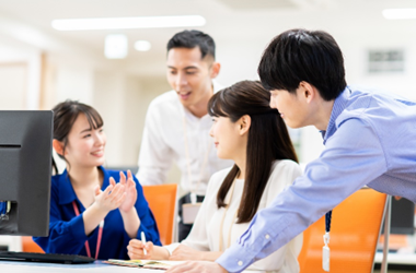 実際の社員を交えた 企画・資料作成を体験