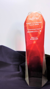 富士通コアパートナー表彰のトロフィーの写真